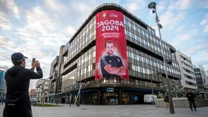 Jagoba Arrasate, 2024: la gran lona en el centro de Pamplona que ha anunciado la renovación