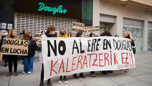 Trabajadoras de Douglas se concentran en Pamplona contra el ERE: "La empresa se ríe de nosotras"