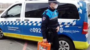 Dos policías municipales salvan la vida a una mujer de 83 años en la calle Iturrama