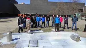 Ganaderos navarros tiran leche en Pamplona para reivindicar un precio "digno"