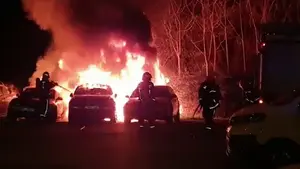 Incendio en una de las principales avenidas de Pamplona: arden 4 coches en un parking