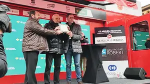El navarro Floren Esquisabel recibe el homenaje del GP Miguel Induráin en Estella