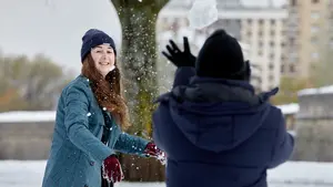 Muñecos de nieve y lanzamientos de bolas: así se ha vivido la nevada en Pamplona este sábado