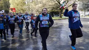 Geroa Bai y EH Bildu corren en Pamplona la Korrika entre pancartas a favor de los asesinos de ETA