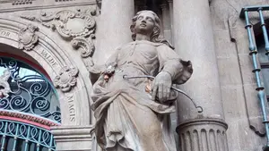 Acto vandálico en una de las estatuas de la fachada del Ayuntamiento de Pamplona