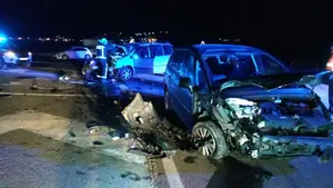 Dos conductores hospitalizados tras una fuerte colisión fronto-lateral en Sesma