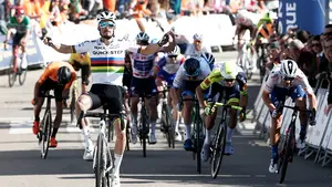 El francés Julian Alaphilippe se impone al esprint en la meta de Viana