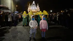 Pamplona arropa a la Dolorosa hasta la catedral a pesar de la lluvia: las imágenes del traslado