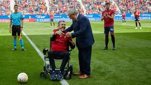 El emotivo homenaje a Unzué en imágenes: así se ha emocionado Arrasate en el saque de honor