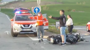 Un conductor borracho se salta un stop en Paternáin y arrolla a dos motoristas