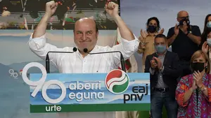 El PNV, acorralado por Bildu, tiende la mano al PSOE y PP en el Aberri Eguna