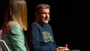 Unzué llena la UNAV: “No podemos permitir que un enfermo quiera morir porque se sienta una carga”