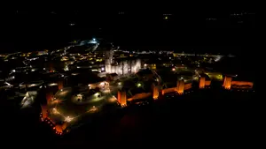 Artajona ilumina el Cerco de rojo en el aniversario de la muerte de David Beriain
