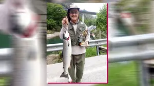 El restaurante Rekondo se lleva por un dineral el primer salmón del Bidasoa de Navarra