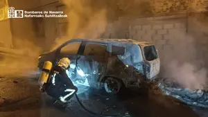 Incendio en el Casco Viejo de Cintruénigo: arden 5 contenedores y un coche