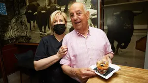 La croqueta de un bar de Pamplona que se sirve en vaso y se come a cucharadas