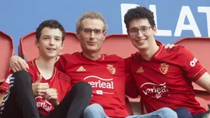 Sol y empate en El Sadar: las imágenes de la grada rojilla en el partido de Osasuna