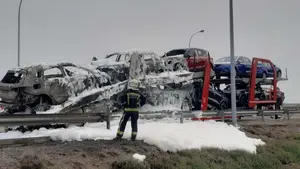Sorprendente incendio en Tudela: arde un camión portacoches con varios vehículos dentro
