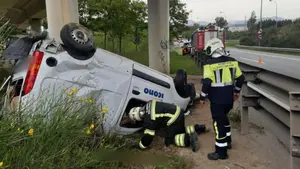 Un joven de 27 años vuelca con una furgoneta en Pamplona tras salirse de la vía