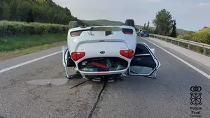 Un chico de 24 años vuelca con su coche en la autopista AP-15 a la altura de Pueyo