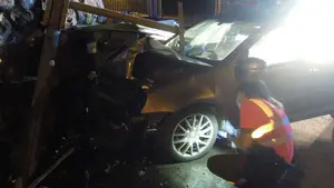 Herido un conductor de 22 años al salirse de la vía en Atallu y chocar contra un muro