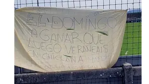 Pancarta polémica en Tajonar: "El domingo a ganar que luego veraneáis en Chiclana"