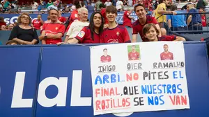 "Árbitro no pites el final": la calurosa despedida de la afición de Osasuna en imágenes
