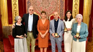 C&eacute;sar Oroz, Sandra Ollo, Ferm&iacute;n Go&ntilde;i, Josefina Campos y Aitor Etxarte reciben la Cruz de Carlos III
