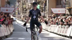 El británico Oliver Night gana en Sangüesa y es el primer líder de la Vuelta a Navarra