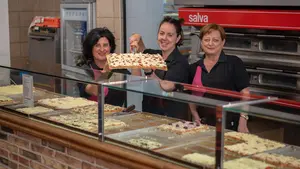 La singular pizzería de Pamplona que cumple 30 años y comenzó vendiendo 'al peso'