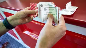 En imágenes: la Tómbola de Cáritas ya ha abierto sus puertas y este año lo hace al completo