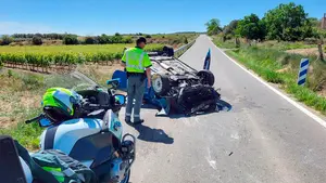 Un conductor da positivo en alcohol tras salirse de la carretera y volcar su coche en Viana