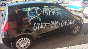 Gamberrismo en Pamplona: pintan con spray dos vehículos aparcados en Pamplona