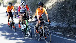 El navarro Ibai Azurmendi, emotivo protagonista de la etapa en la Vuelta a España