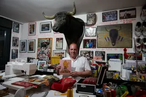 Un pamplonés prepara un capote de paseo para Ferrera, que lidiará seis 'miuras' en San Fermín