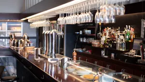 Un histórico bar de Pamplona con sabor sanferminero reabre sus puertas cinco meses después de su cierre