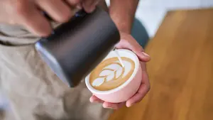 Los riesgos de pasarse tomando café: la Clínica Universidad de Navarra aconseja precaución