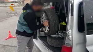 Roba en una empresa de Lodosa y vende el material en una plataforma de compraventa