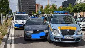 Un conductor drogado huye de la policía en Pamplona en dirección contraria y se estampa contra un coche