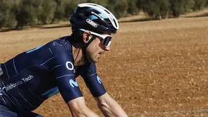 El navarro Imanol Erviti, atendido en un hospital tras su abandono en la Dauphiné