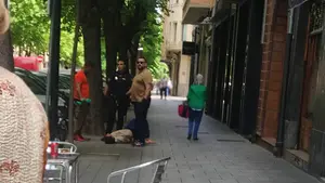 Surrealista robo en un supermercado de Pamplona: le lanza comida al trabajador en su huida