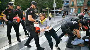 La Plataforma 0-3 corta el tráfico frente al Parlamento: la Policía Foral las retira una a una