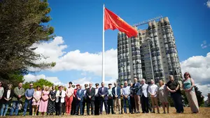 Una bandera de Navarra ondea en el cielo de Pamplona: las mejores imágenes de la inauguración