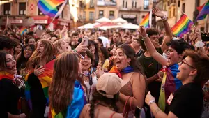 FOTOS| Una colorida marcha recorre Pamplona en el Día del Orgullo LGTBI+