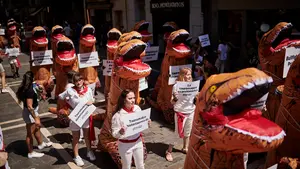 San Fermín| El último numerito del Peta en Pamplona: disfrazados de dinosaurios antes del Chupinazo