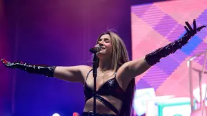 Lola Índigo abarrota la Plaza de los Fueros en el primer gran concierto de los Sanfermines