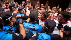 Detenidos tres abertzales, entre ellos el que partió la nariz a un policía en el ataque de San Fermín