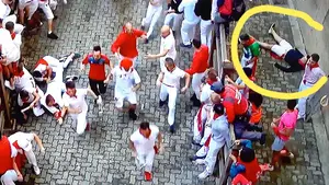 Lo m&aacute;s viral del primer encierro de San Ferm&iacute;n: un joven dormido a escasos metros de los toros