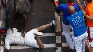 San Fermín | Pisoteado y herido por la manada en la curva de Mercaderes: la secuencia completa