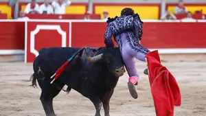 Gran susto de Rafaelillo en Pamplona: a punto de ser corneado en la plaza donde casi pierde la vida